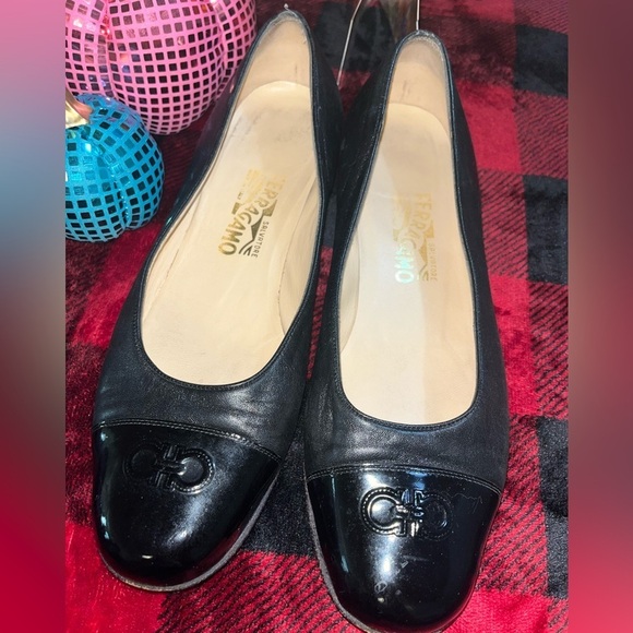 SALVATORE FERRAGAMO Black Leather & Patent Cap Toe Ballet Low Heel Size 8.5 C - Picture 3 of 12